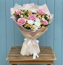 Букет цветов из:  Гвоздики, Орхидеи и Розы в Кантемировке