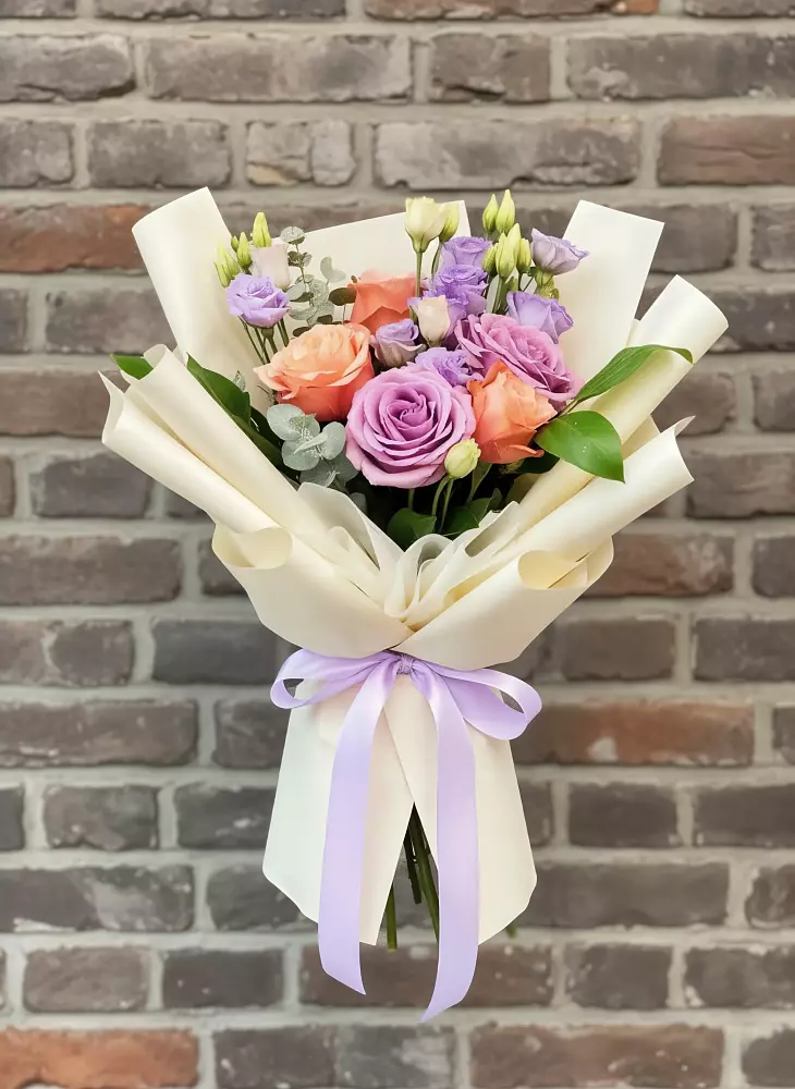 Букет цветов из: Лизиантусы и Розы в Кантемировке