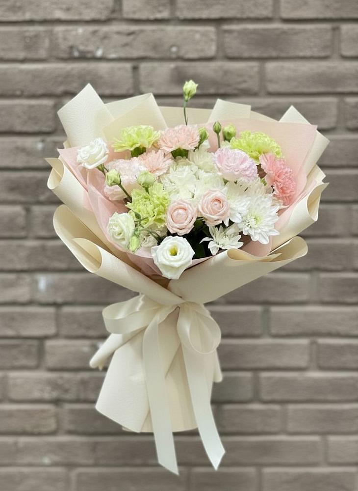 Букет цветов из: Гвоздики, Розы, Лизиантусы и Хризантемы в Кантемировке