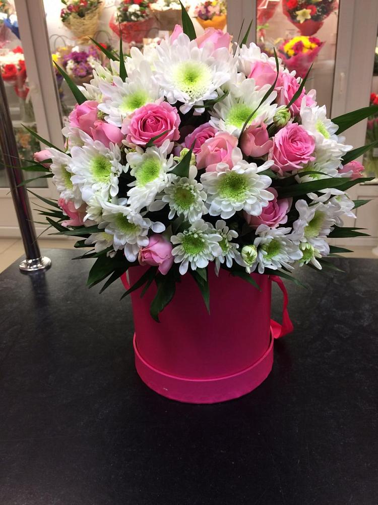 Цветочная композиция из Розы и Хризантемы в шляпной коробке в Кантемировке