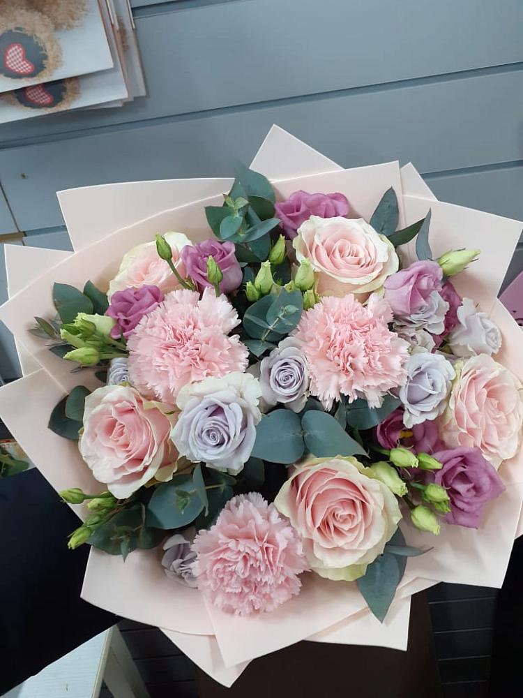 Букет цветов из: Розы, Гвоздики и Лизиантусы в Кантемировке