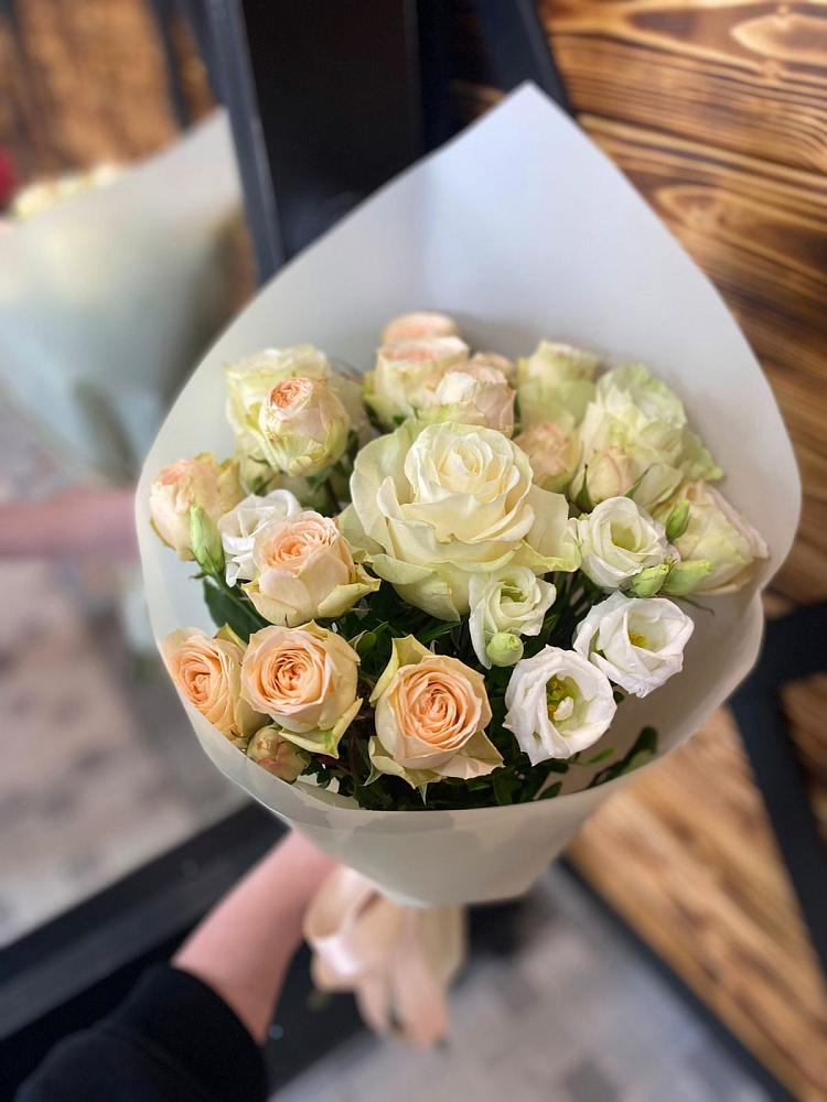 Букет цветов из: Розы и Лизиантусы в Кантемировке